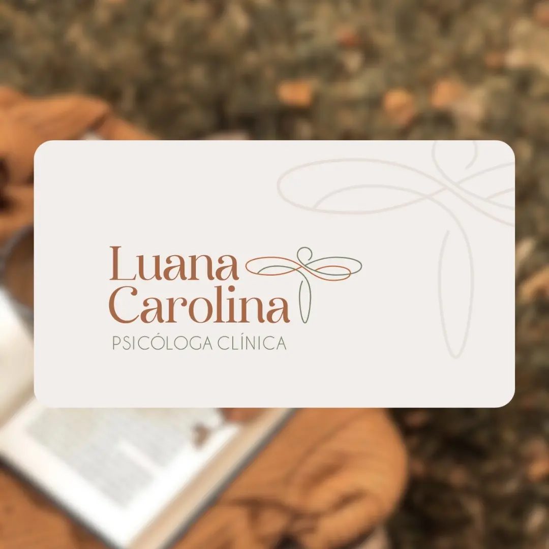 Cartão de visita da Luana Carolina, psicóloga clínica, com a libélula da marca.