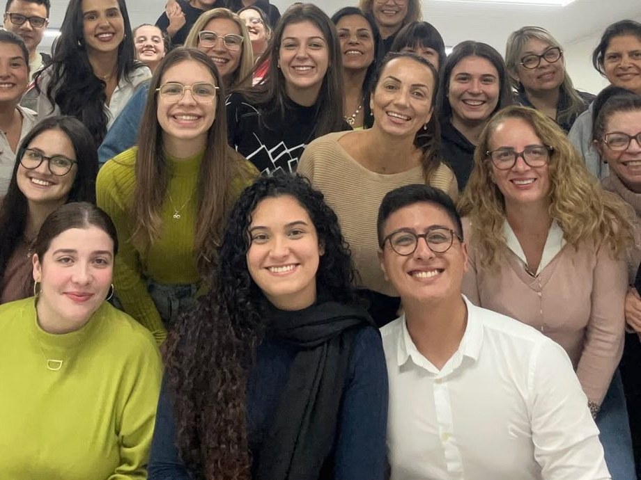 Luana Carolina à frente de uma turma de estudantes de Psicologia em sala de aula.